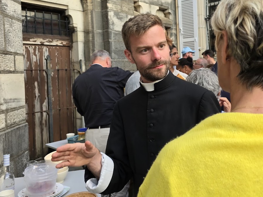 L'Apéro du Curé : des missionnaires et des habitants de Biarritz discutent autour d'un verre et de quelques amuse-bouches devant le parvis de l'église Saint-Joseph
