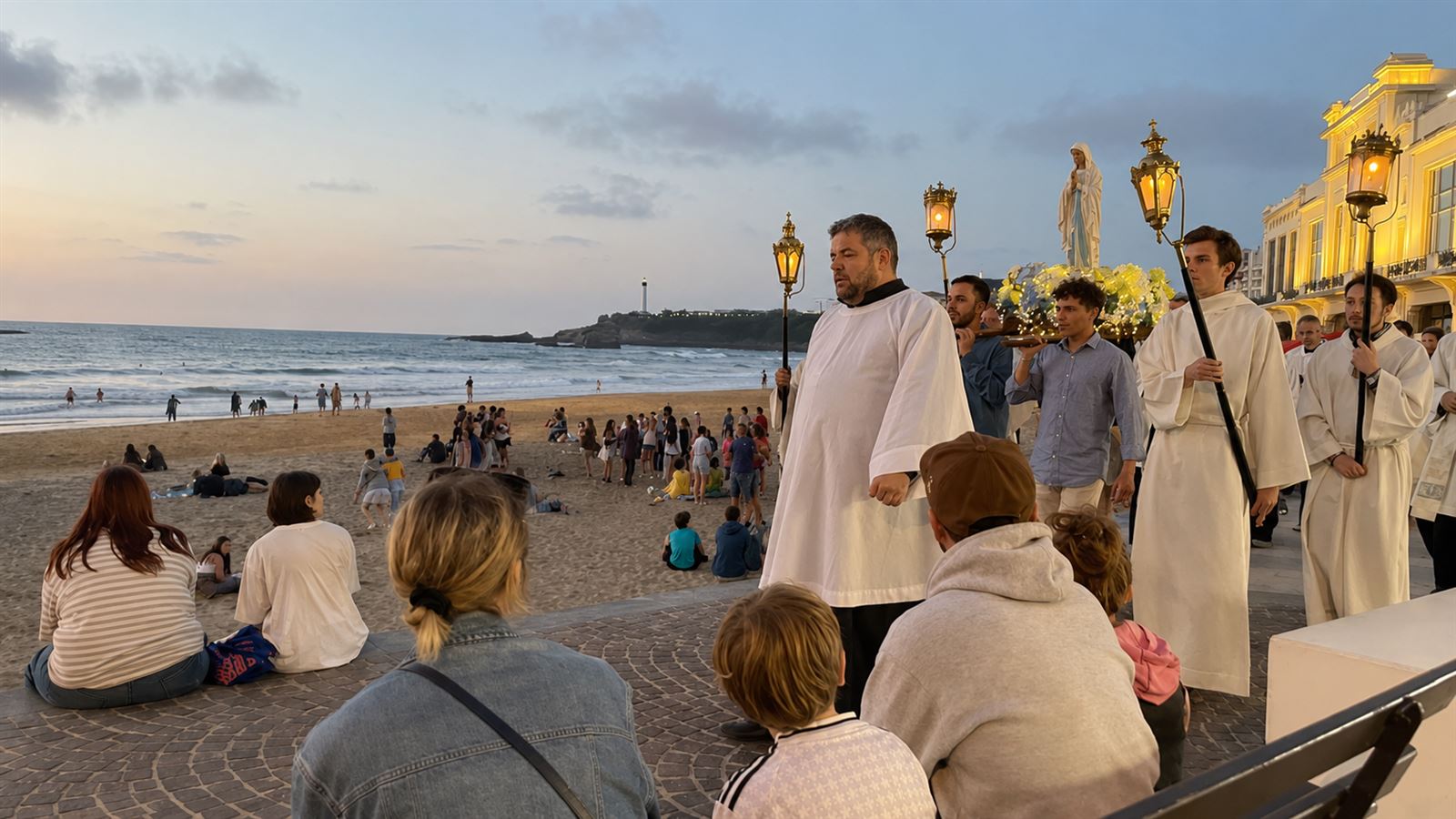La procession mariale au coucher du soleil le long de la Grande Plage de Biarritz, statue de la Vierge et lanternes en tête de cortège