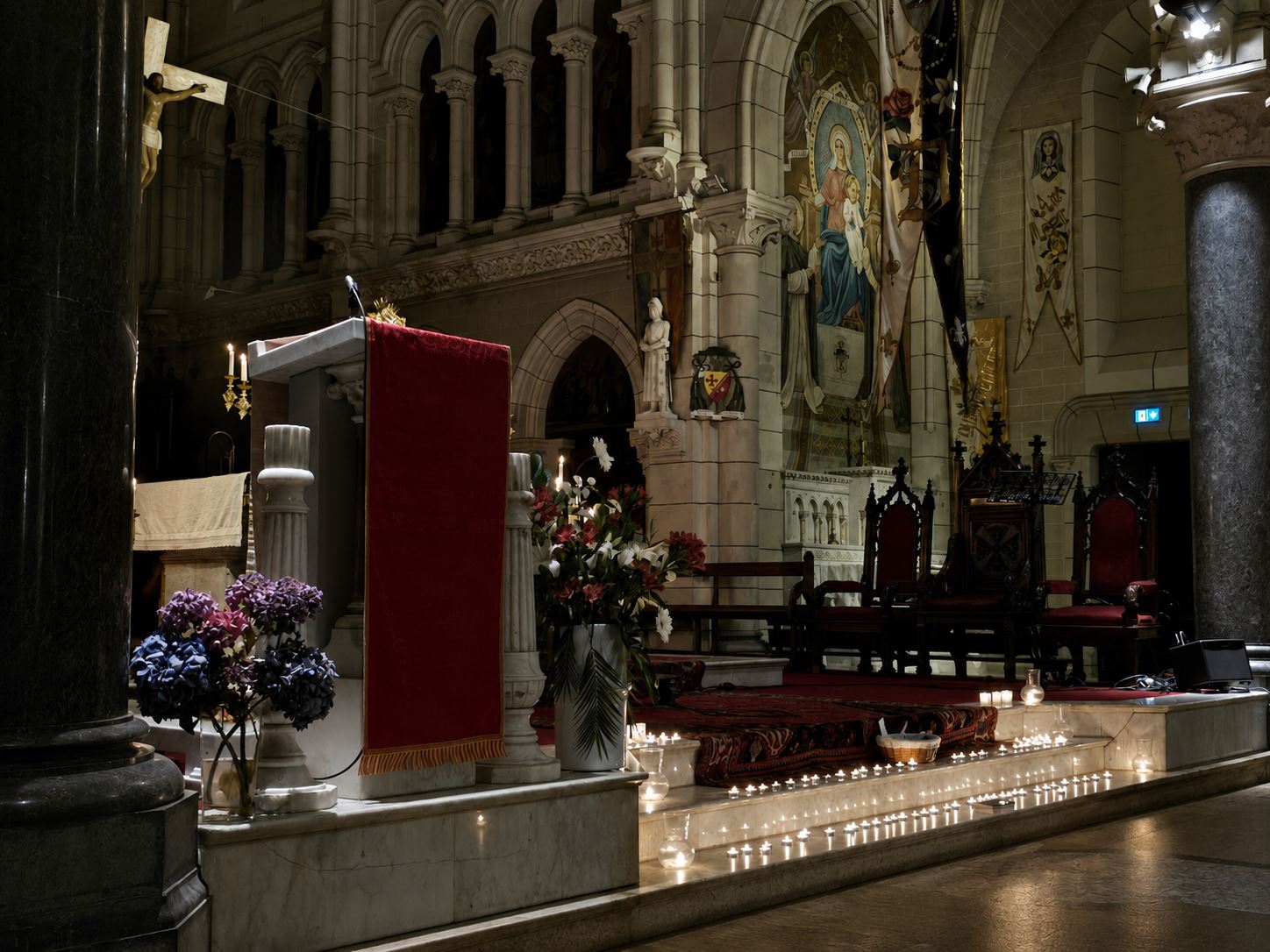 Le chœur de l'église Saint-Joseph illuminé de dizaines de bougies lors de la soirée d'adoration